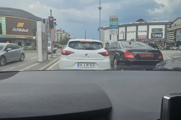 Kırmızı ışıkta duran “Vali Makas’ın makam aracı” halkın takdirini kazandı