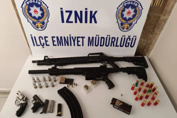 Bursa’da 10 adrese eş zamanlı baskın, silah ve mühimmat ele geçirildi