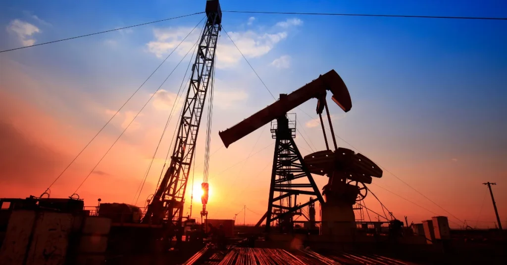 Orta Doğu gerilimi petrolü yükseltti: Brent petrol 104 doları aştı