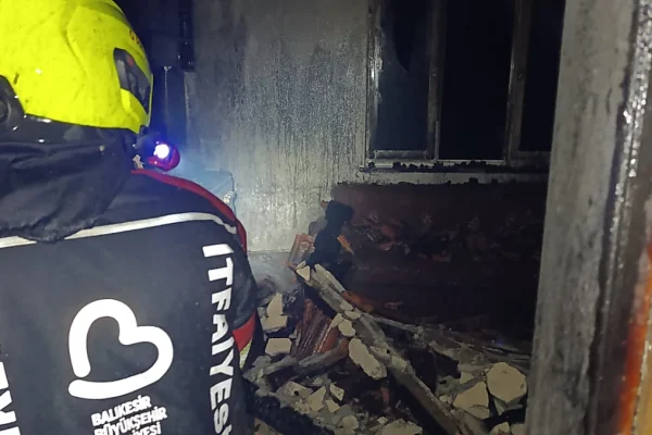 Burhaniye’de 2 katlı müstakil evde yangın çıktı