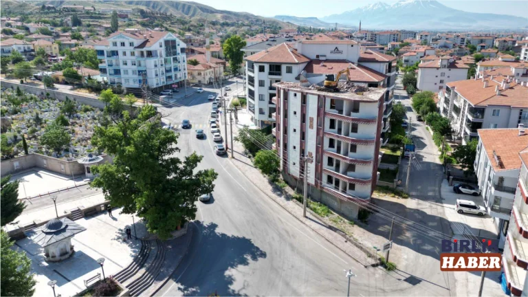 Aksaray’da Ervah Kabristanlığı Girişinde Bina Yıkılıyor