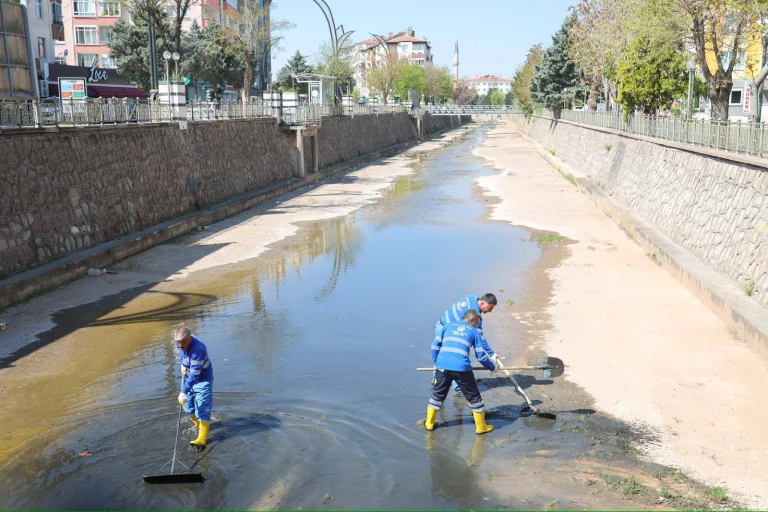 Aksaray Belediyesi Uluırmak’ta Temizlik Çalışması Yaptı