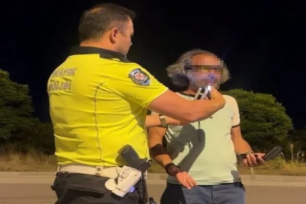 Trafik polisine “kolay gelsin” demeye gitti, 3.28 promil alkollü çıktı