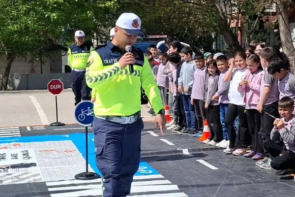 Beypazarı’nda öğrencilere uygulamalı trafik eğitimi verildi
