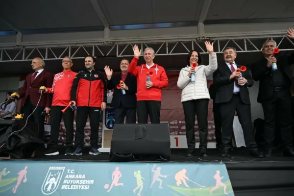 Ankara’da ‘Geleneksel 19 Mayıs Ankara Yarı Maratonu ve Halk Koşusu’ düzenlendi