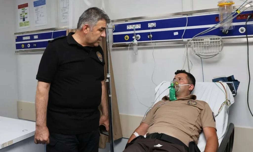 Emniyet Müdürü Karaburun’dan kahraman bekçiye hastanede moral ziyareti