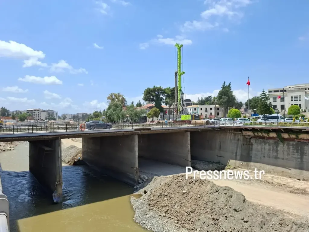 Ata Köprüsü yıkımı başladı, bazı yollar trafiğe kapatıldı