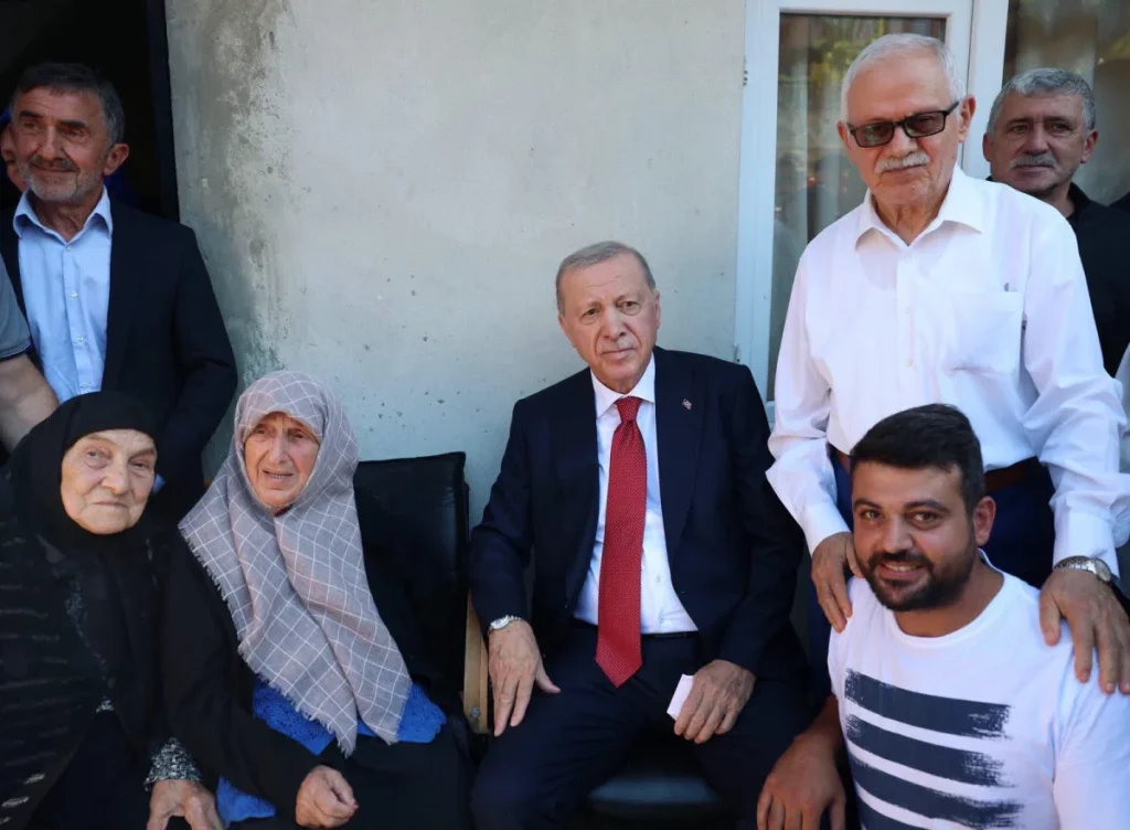 Cumhurbaşkanı Erdoğan, Rize’de komşularıyla bir araya geldi