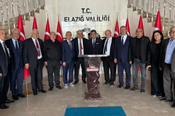 Türk Dünyası Gazeteciler Federasyonu heyetinden Elazıg Valis Numan Hatipogluna ziyaret