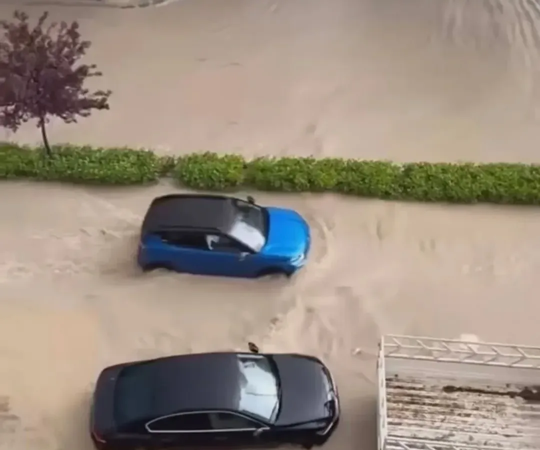 Şiddetli yağış Hatay’da hayatı felç etti