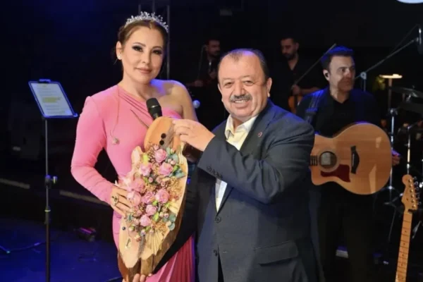 Isparta’da 30 Ağustos coşkusu: Binlerce kişi Funda Arar konserinde buluştu