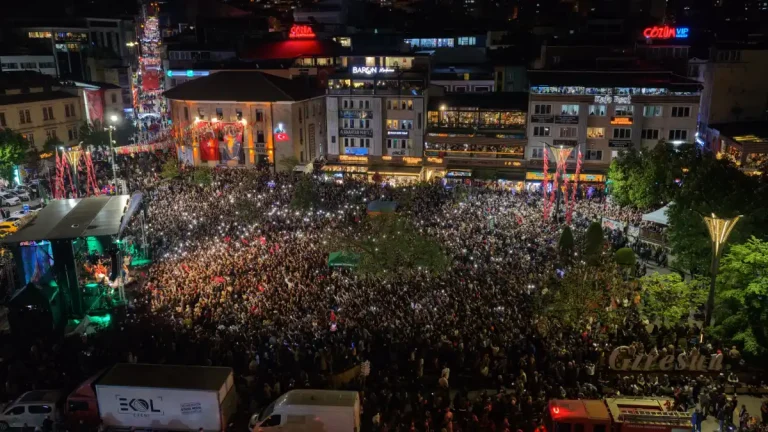 Selda Bağcan Konseri Giresun Atatürk Meydanını dolup taşırdı