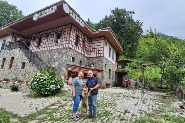 Artvinli emekli Ertürk çifti, memleketine dönerek turizme yatırım yaptı