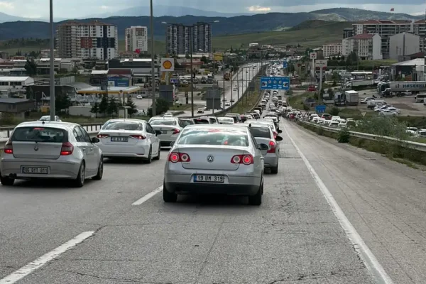 Bayram dönüşü çileye dönüştü: Kırıkkale geçişinde 15 kilometrelik kuyruk