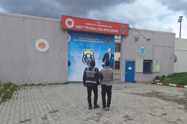 Kars’ta 8 yıl 4 ay hapis cezası bulunan dolandırıcı yakalandı