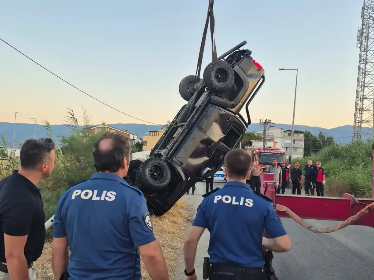Balıkesir Edremit’te kamyonet dereye uçtu: 2 kişi hayatını kaybetti