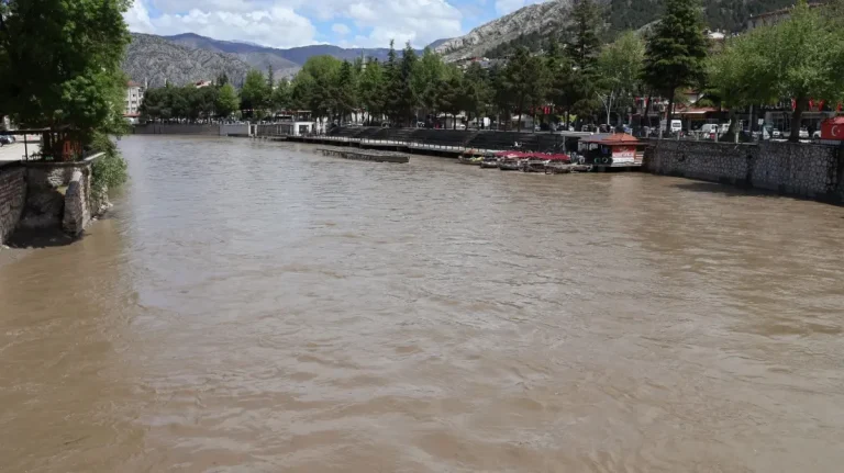 Amasya’da taşkın riski: Yeşilırmak yükseldi