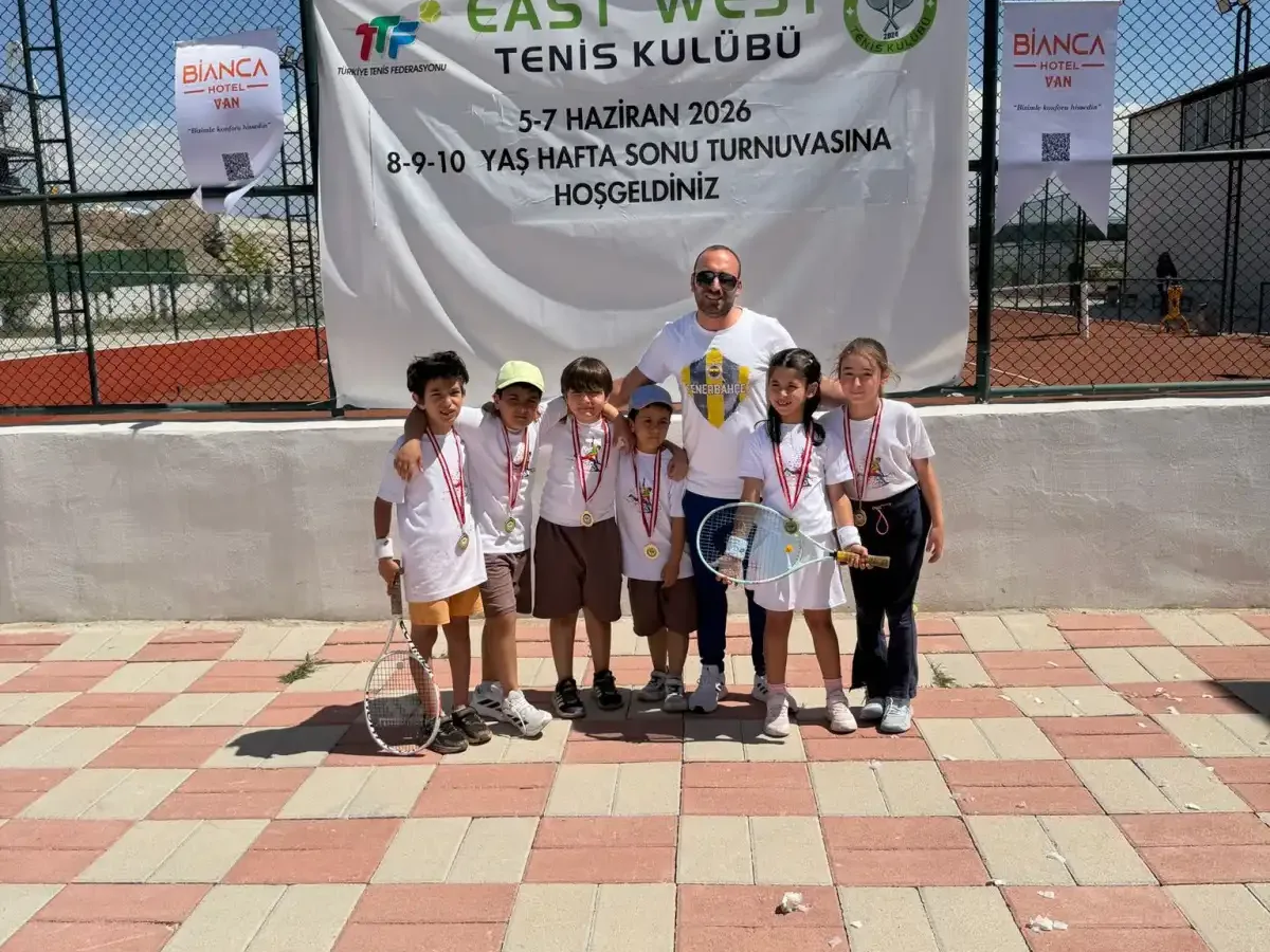 Elazığlı minik raketlerden Van’da başarı