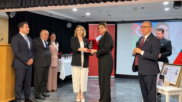 Ayten Rehimova’ya Ganire Paşayeva anısına plaket ve onur belgesi