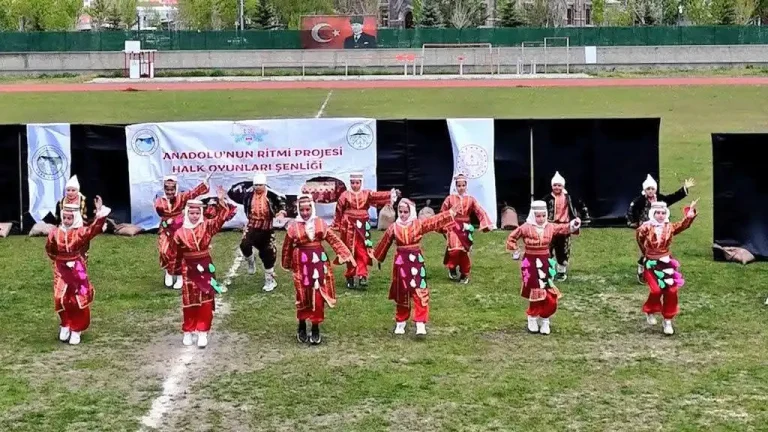 Kars’ta Halk Oyunları Şöleni: 923 öğrenci Anadolu’nun ritmine ortak oldu