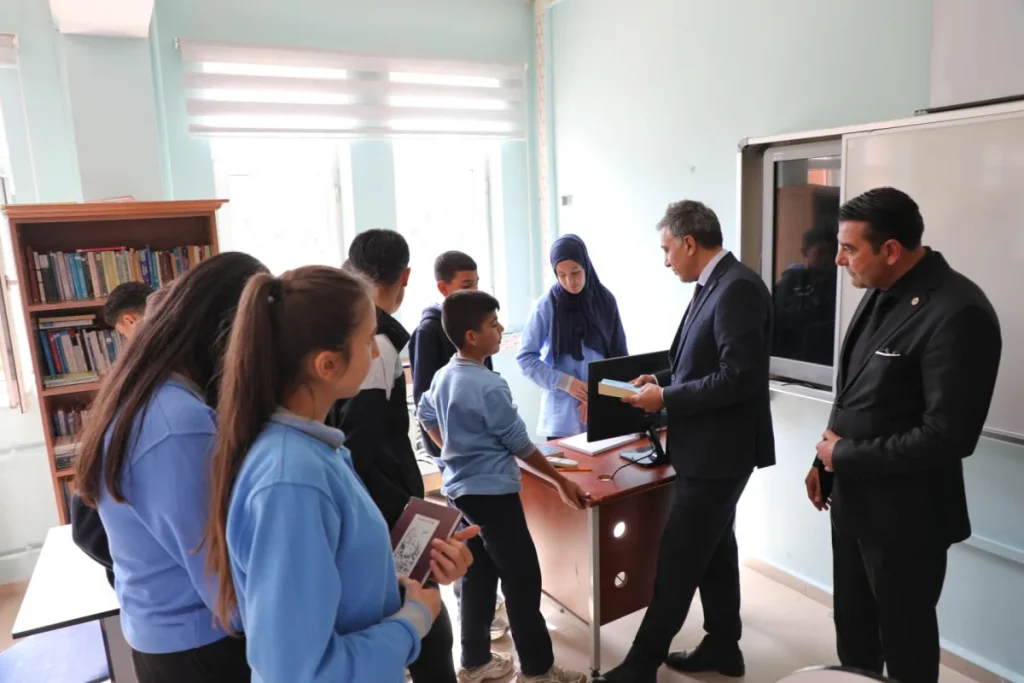 Ağrı’da öğrenciler büyüklerin yaşam deneyimlerini “Bilge Sesler” ile kayıt altına alıyor