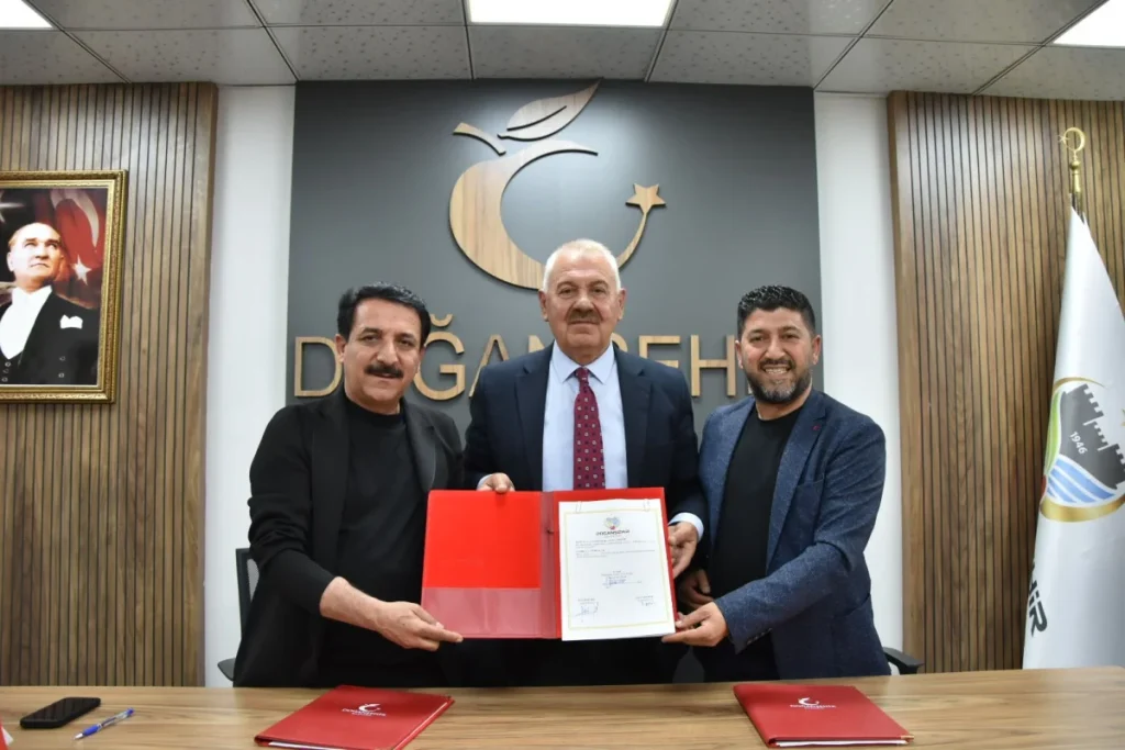 Şarkıcı Latif Doğan’dan Doğanşehir’e bağış