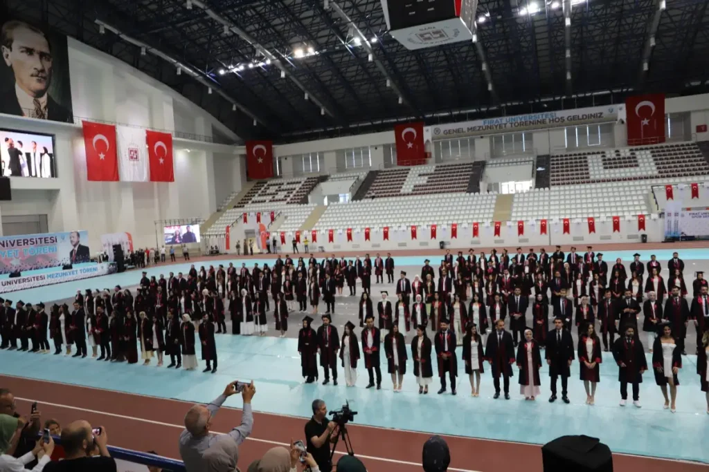 Fırat üniversitesi tıp fakültesi 38. dönem mezunlarını uğurladı