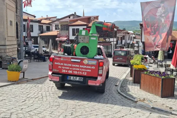 Güdül’de sabah saatlerinde ilaçlama çalışması