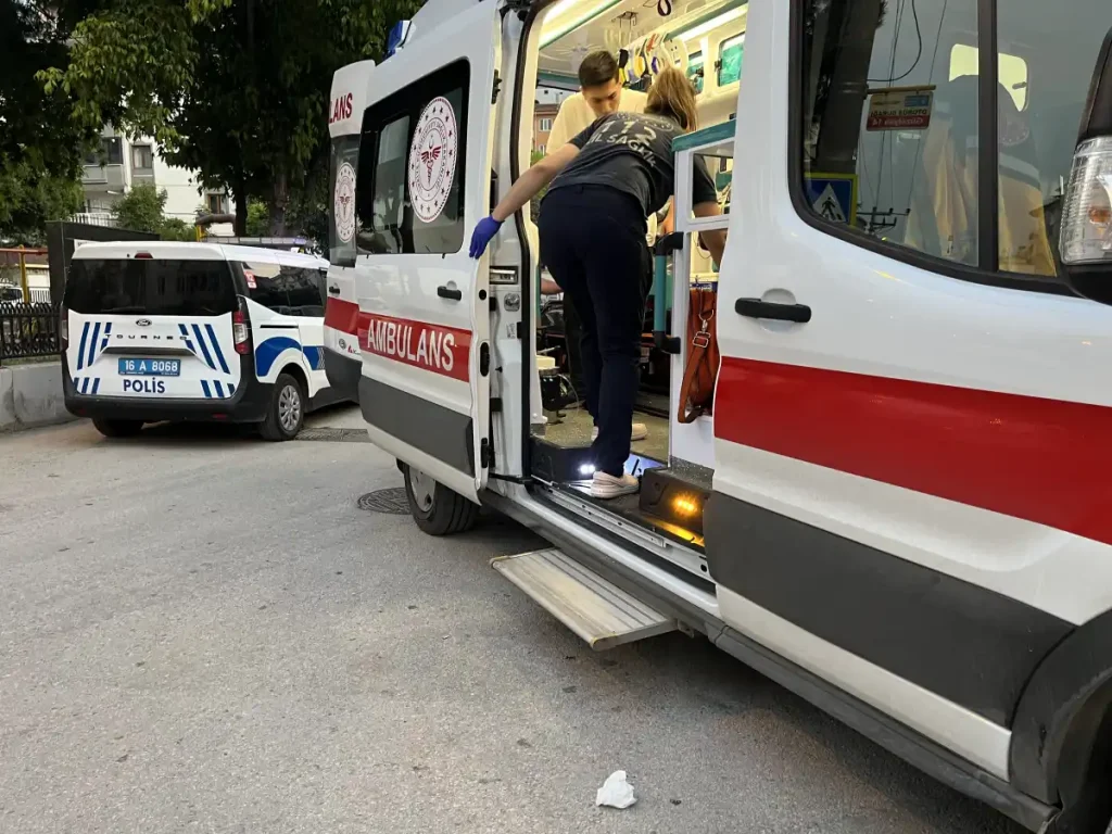 Mudanya’da motosiklet ile otomobil çarpıştı: 2 genç yaralı