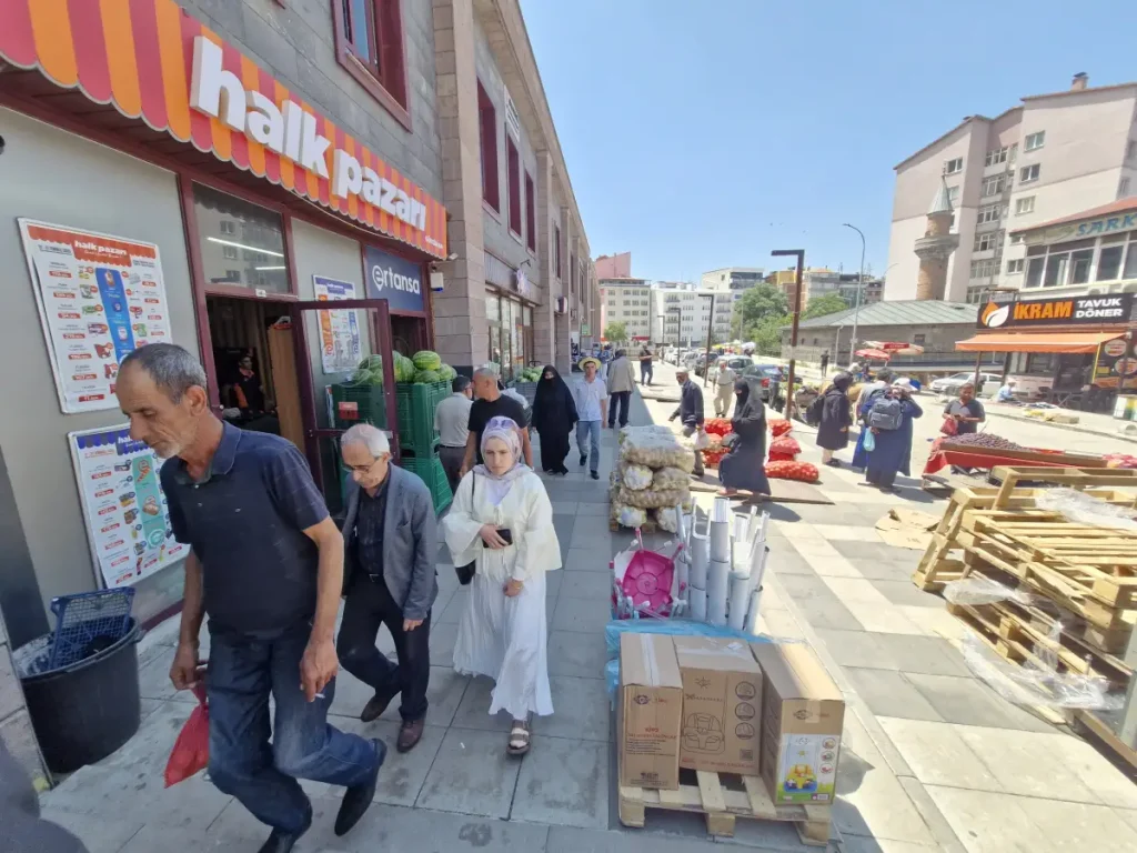Gürcükapı’da zabıta uyarısı kısa sürdü: Kaldırım yeniden işgal edildi