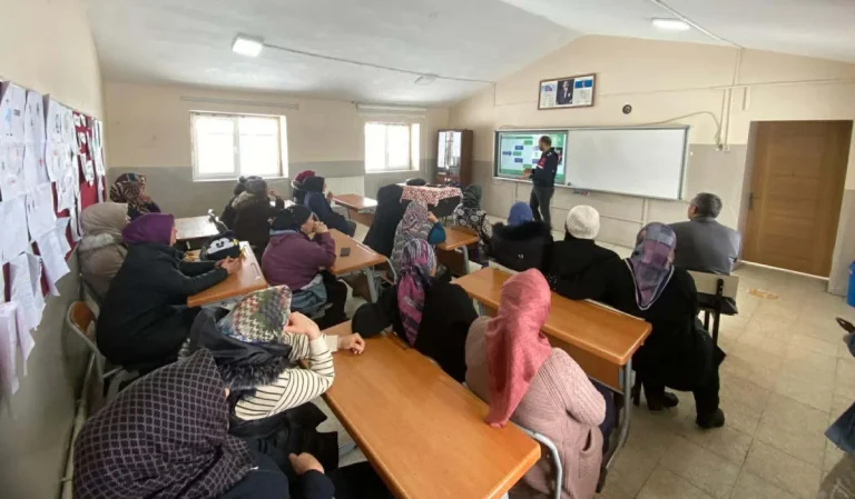 Okuryazarlık seferberliği 471 bin kadına okuma yazma öğretti
