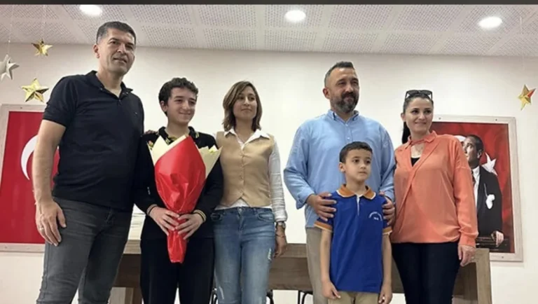 Serikli minik yazardan imza töreni
