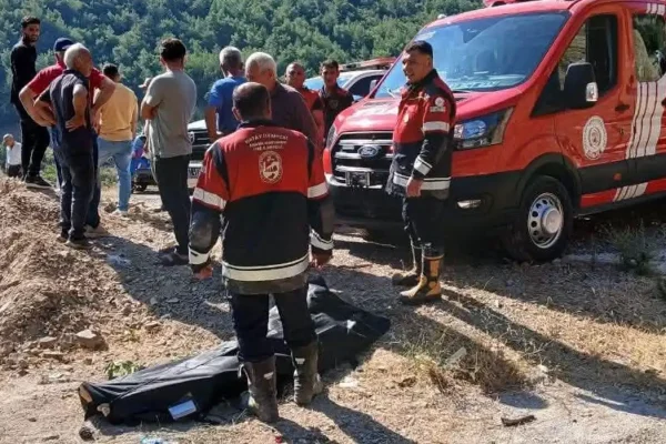 Virajı alamayan motosiklet sürücüsü uçuruma yuvarlandı: 1 ölü