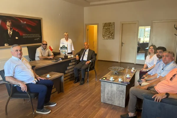 Artvin Ticaret Borsası Heyeti’nden görme engelli üyelerine anlamlı ziyaret