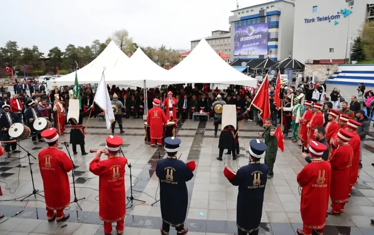Meydanlar mehter, halk oyunları ve gençlik enerjisiyle şenlendi