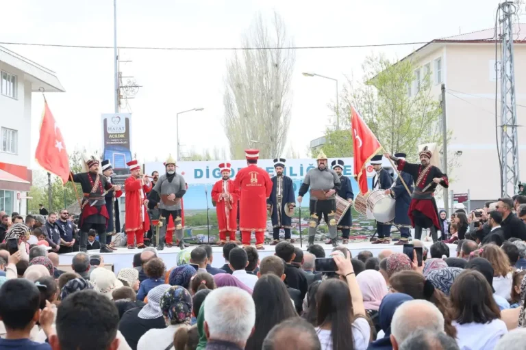 Digor’da ilk kez düzenlenen şenlik büyük coşkuya sahne oldu