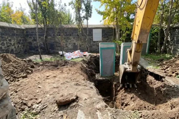 Erzurum’da tarihi türbeye kepçe girdi, ortalık karıştı