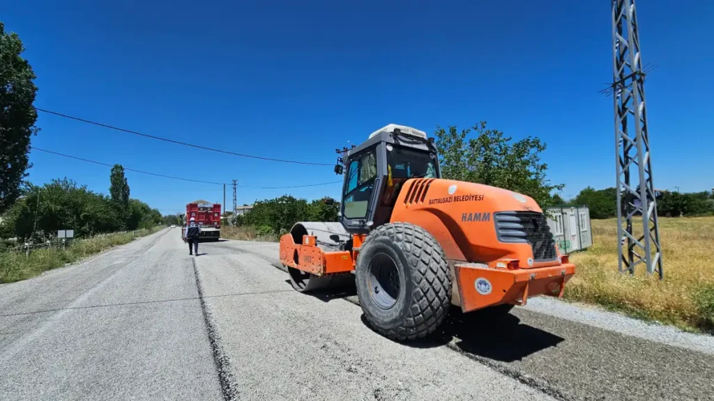 Battalgazi’de yaz sezonuyla birlikte asfalt çalışmaları hızlandı