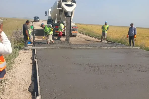 Kars’ta kırsalda yol çalışmaları sürüyor