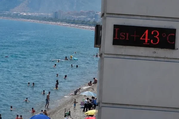 Antalya 43 dereceyi gördü! Sıcaktan bunalanlar sahillere koştu