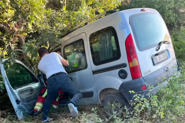 BALIKESİR-Sındırgı yolunda kaza: 3 kişilik ekip müdahale etti