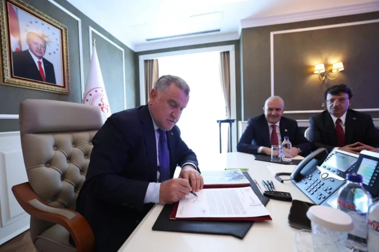 Van’a 20 bin kişilik yeni stadyum ve yaşam kompleksi için imzalar atıldı