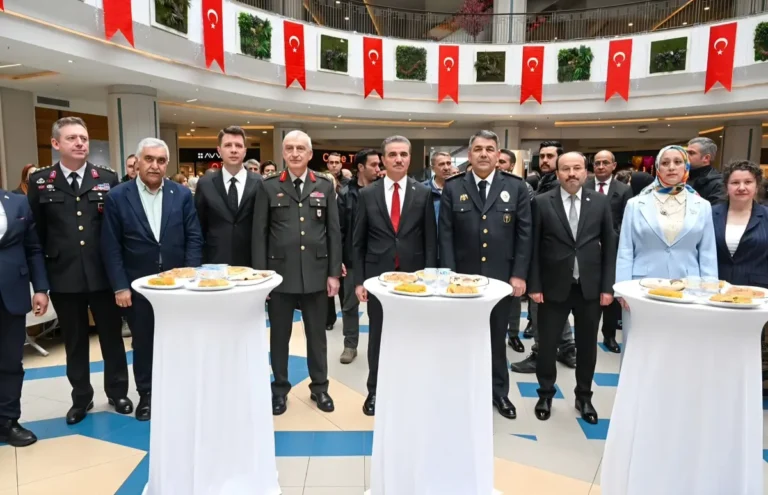 Güvenlik için çalışan eller yardım için kenetlendi