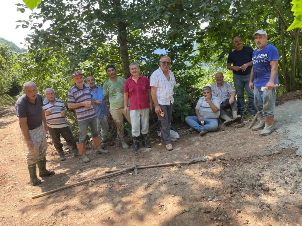 Tirebolu’da örnek imece seferberliği: Kuzgun Köylüleri kendi yollarını kendileri yaptı!