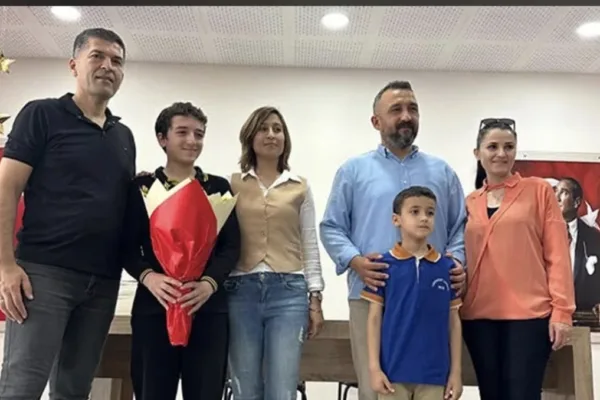 Serikli minik yazardan imza töreni