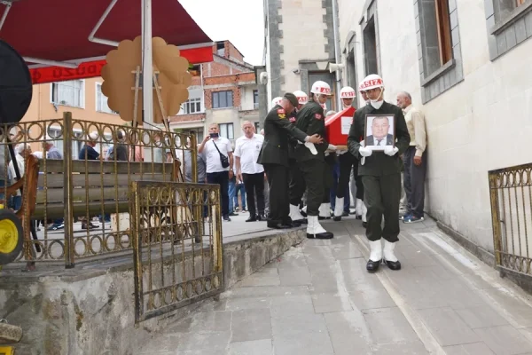Emekli Hava Astsubay Şeref Özdemir askeri törenle son yolculuğuna uğurlandı