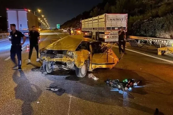 Otomobil hurda yığınına döndü: 1 ölü 4 yaralı