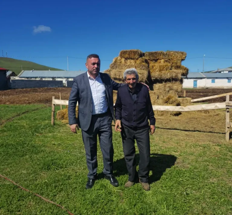 Kars Ziraat Odası Başkanı Müçük, çiftçileri tarlada ziyaret etti