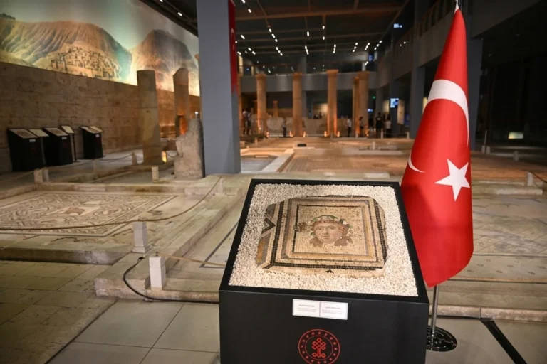 Çingene Kızı Mozaiği’nin 13. parçası 60 yıl sonra Türkiye’ye döndü