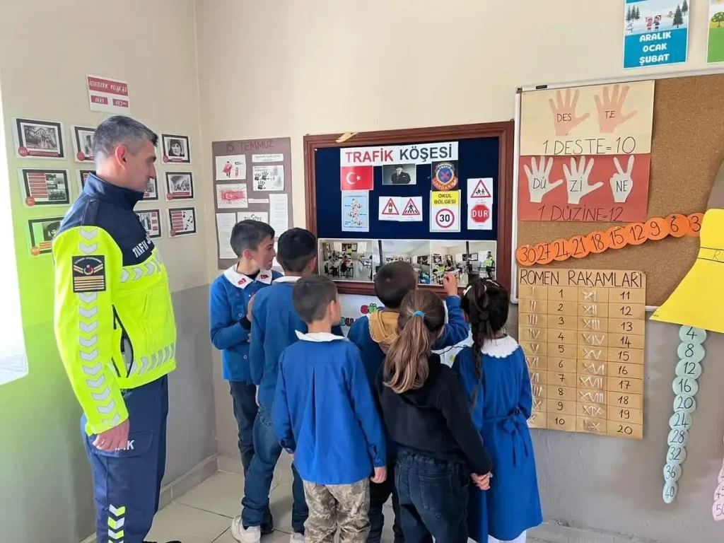 Akyaka’da miniklere trafik bilinci aşılandı: “Trafik dedektifleri” sahada